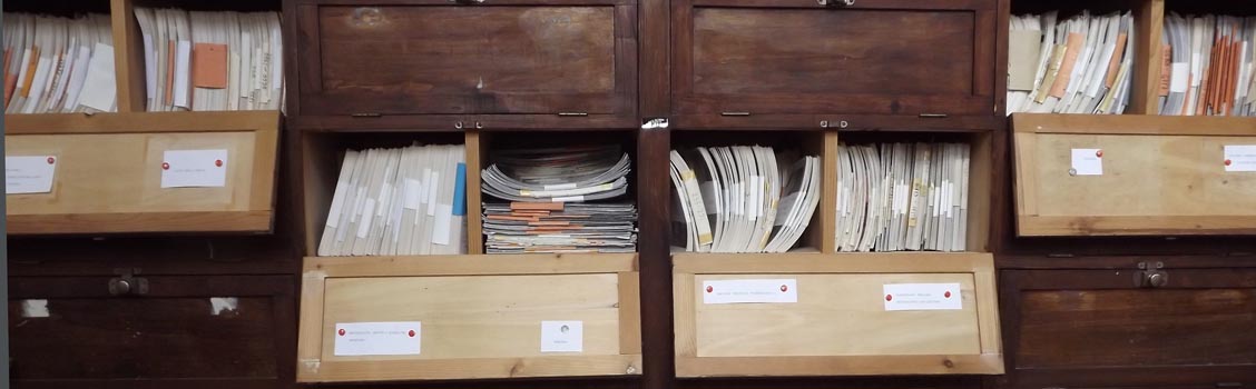 Vecchi armadi da archivio in legno